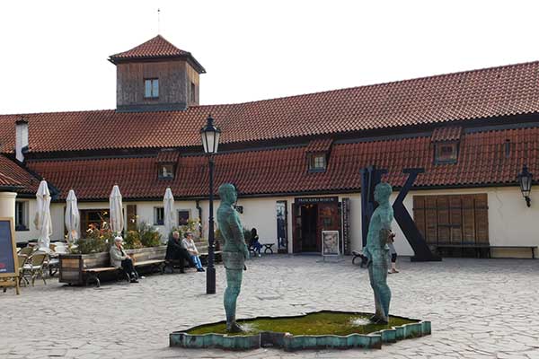 Vor dem Kafka Museum in Prag: Die pinkelnden Männer