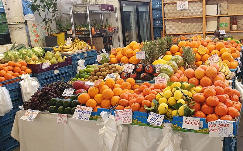 Große Auswahl an frischen Obst und Gemüse in der Markthalle