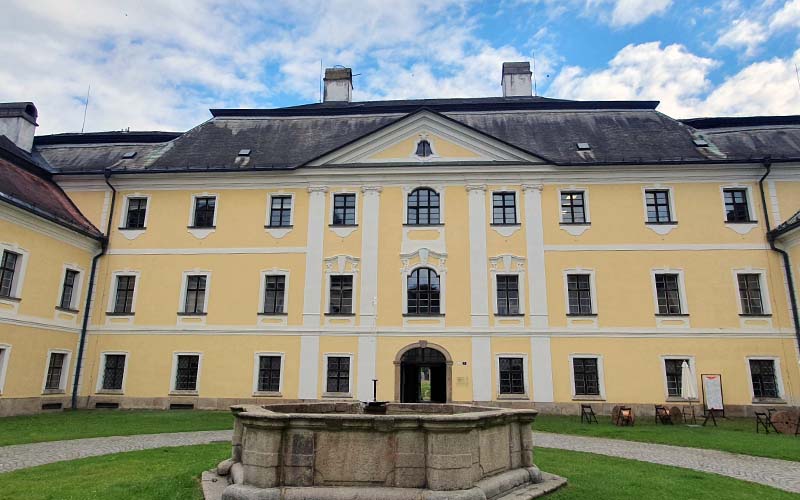 Blick zum Schloss Kinský