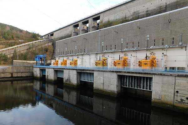 Blick auf das E-Werk und die Staumauer