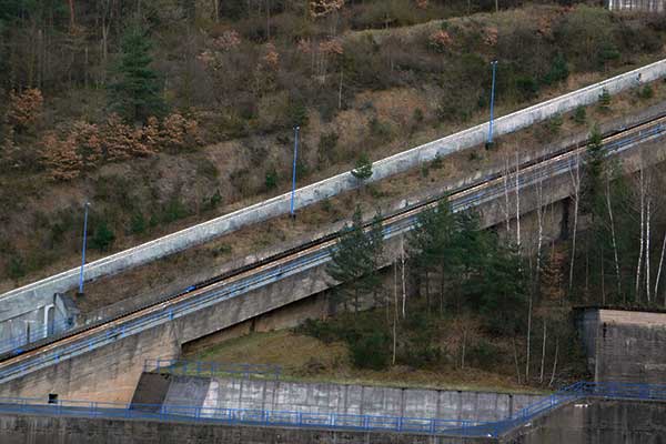 Der Zahnradaufzug an der Staumauer