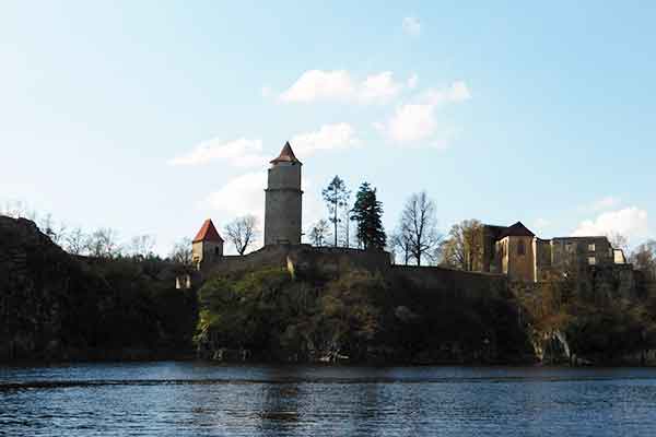 Von der Burg Zvikov über den Stausee zum Schloss Orlík