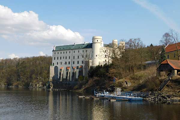 Schloss Orlík von der Schiffsanlegestelle aus