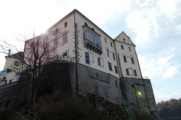 Hoch auf dem Felsen thront das Schloss Orlík