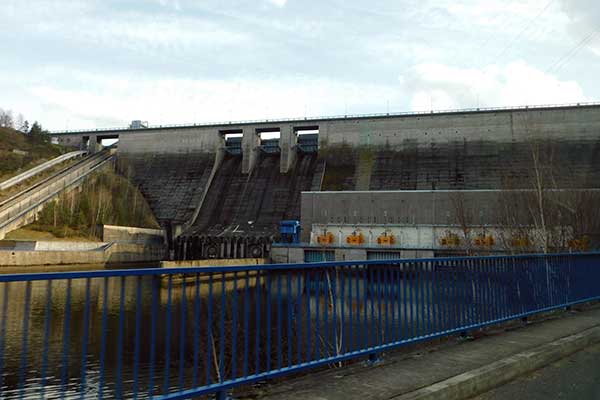 Die Staumauer in Orlík