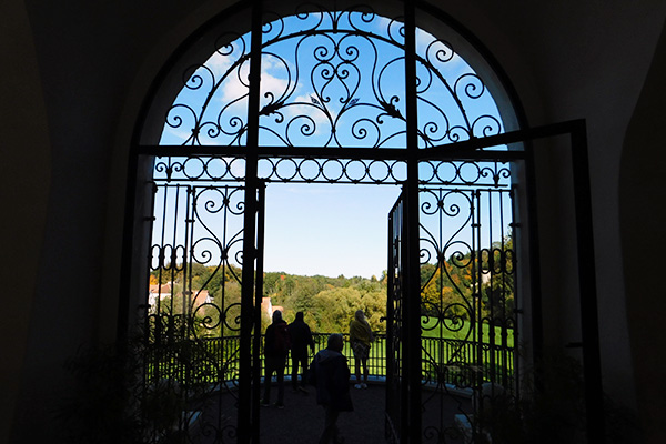 Blick in den Park des Schlosses