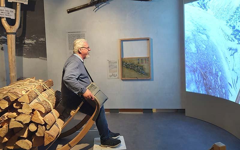 Am Schlitten mit einer Fuhre Holz ins Tal. Muss man unbedingt probieren.
