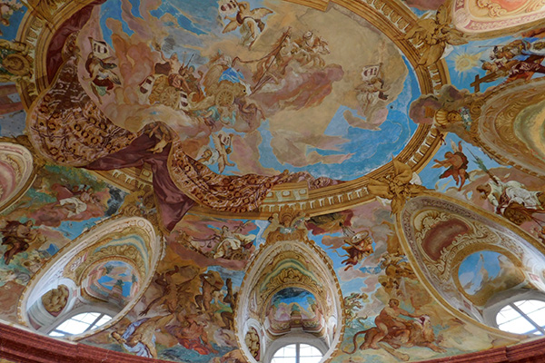 Der Blick zur Decke von Johann Michael Rottmayr im Ahnensaal