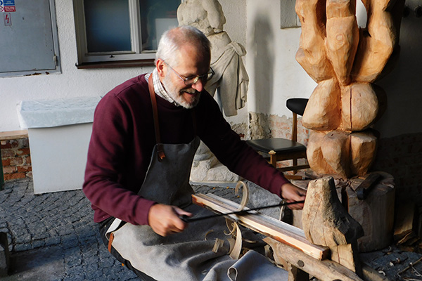 Unser Lehrmeister bei der "Schindelproduktion"