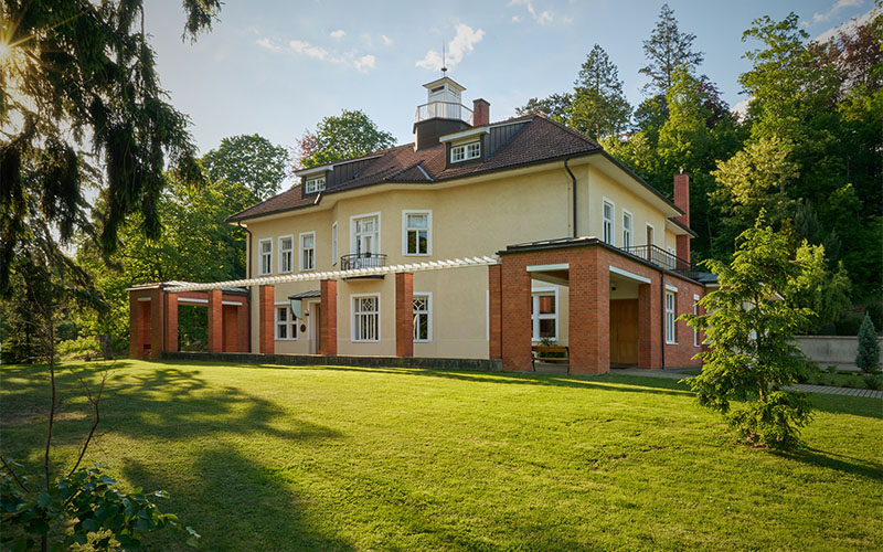 Blick zur Villa (Foto © Tomas Novosad)