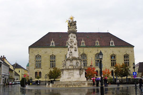 Das alte Rathaus mit der Dreifaltigkeitssäule