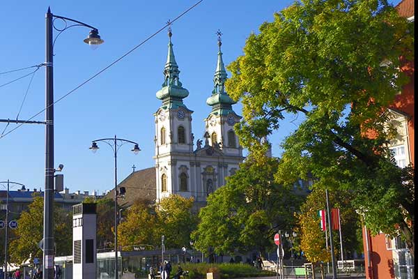 Der Batthyány tér und die St. Anna Kirche