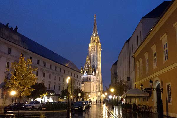 Blick vom Wohnviertel zur Matthiaskirche