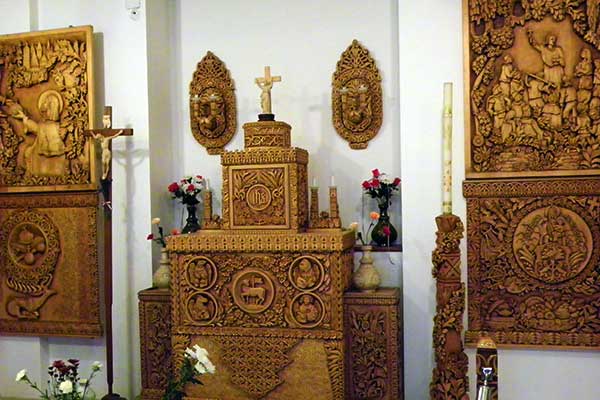 Holzschnitzereien in der Felsenkirche