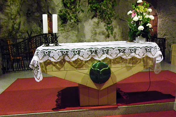 Der Altar aus Pyrogranit und Eosin