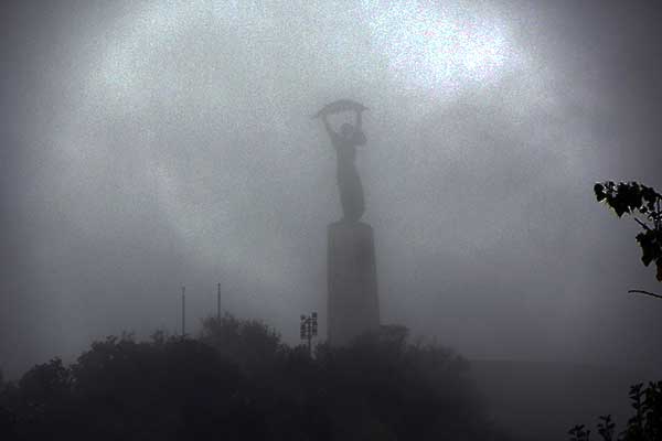 Die Budapester Freiheitsstatue im Regen