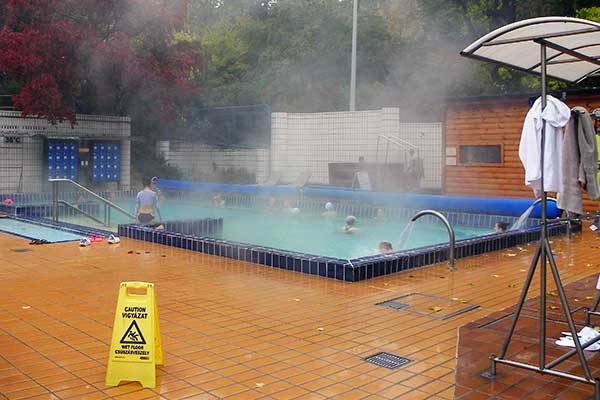 Bei kaltem Wetter dampft das Heilwasser im Freien