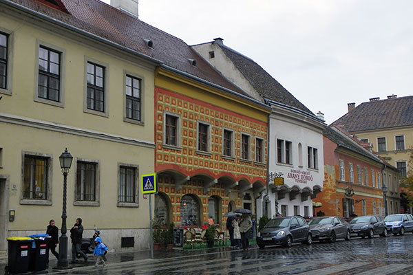 Eine Gasse im Wohnviertel nahe der Matthiaskirche