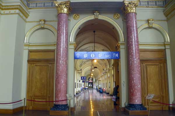 Im Inneren des Keleti Bahnhofs