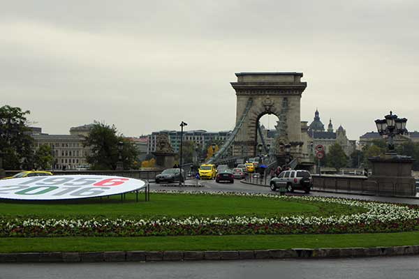 Die Kettenbrücke mit dem Clark Ádám Platz