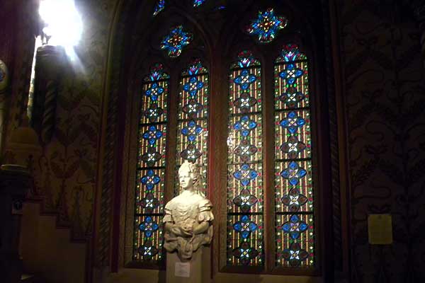 Das Sisi-Denkmal in der Matthiaskirche