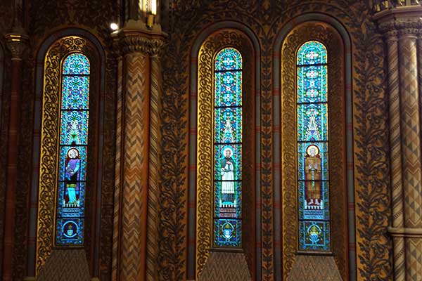 Die wunderschönen Fenster in der Matthiaskirche