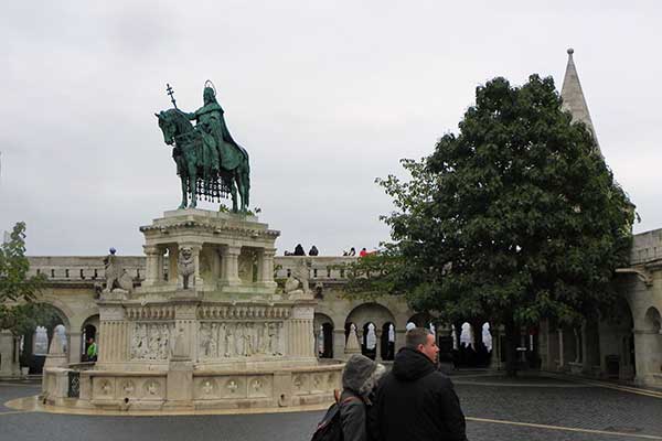 Das Denkmal von König Stephan vor der Matthiaskirche