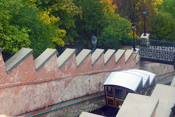 Blick auf einen Wagon der Standseilbahn