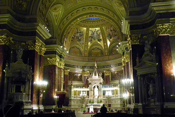 Im Inneren der Stephanskirche