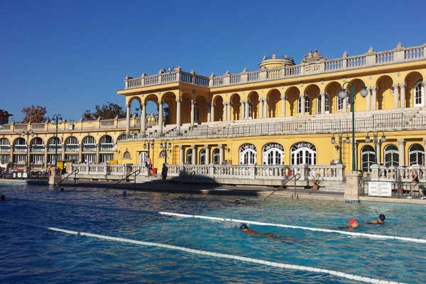 Das Schwimmbecken im Außenbereich des Széchényi-Bades