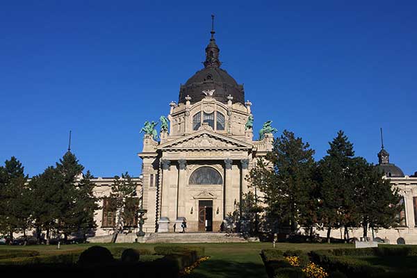 Die Rückseite des Széchenyi-Bades