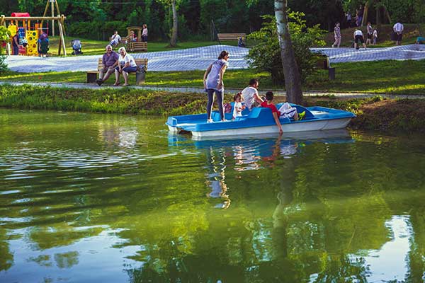 Im Freien gibt es Tretboote und Jetski