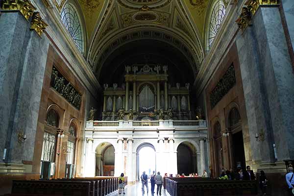 Blick zur Orgel in der Basilika