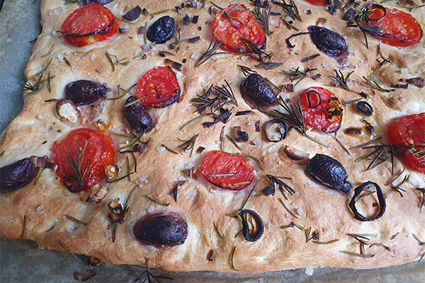 Focaccia mit Tomaten und Oliven