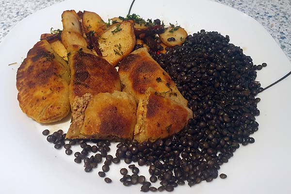 Erdäpfeltascherl mit Pilzfüllung, Kräuterseitlingen und Belugalinsen