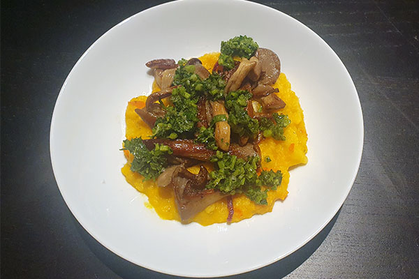 Austernpilze mit Kürbispüree und Salsa Verde