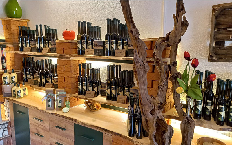 Ein Blick in den Schnapskeller (Foto © Biohof Kochlöffl)