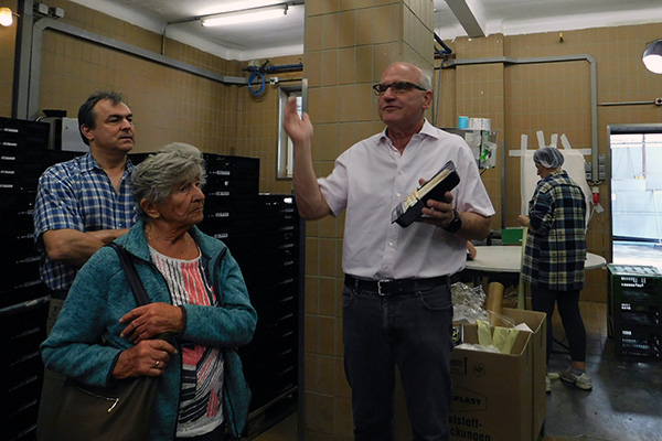 Der Chef mit seinem Endprodukt für Spar