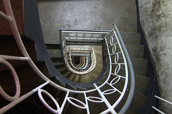 Eine Wendeltreppe führt in den Keller, aber auch ein Lift