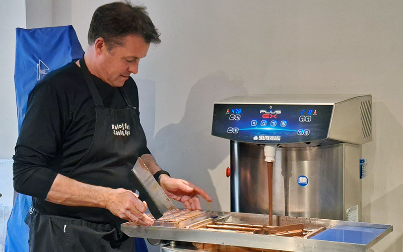 Gregor bei der Pralinenherstellung