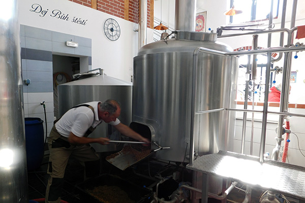 In der Bierstube kann man bei den Arbeiten zusehen