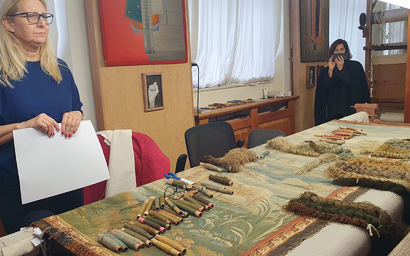 Auch das Restaurieren alter Teppiche wird hier gemacht