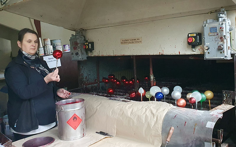 Hier wird die Kugel gefärbt