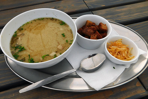 Auch eine Knoblauchsuppe kann mit Quargel verfeiner werden