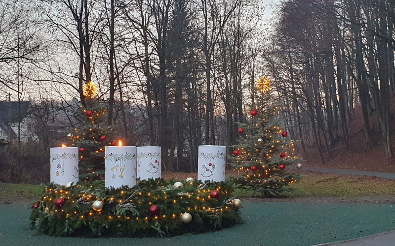 Ein Adventkranz begrüßt die Besucher