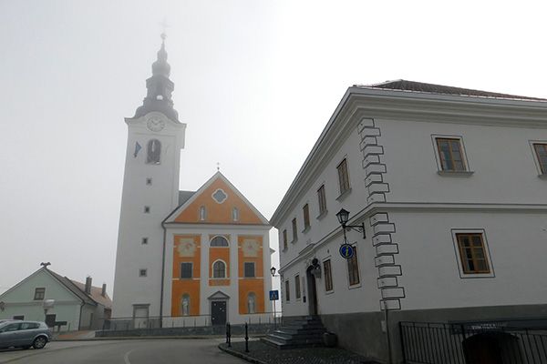 Blick auf die Kirche und das Museum in Semič