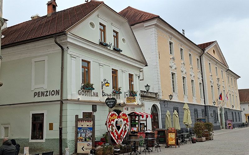 Blick auf das Haus Lectar und das Schloss