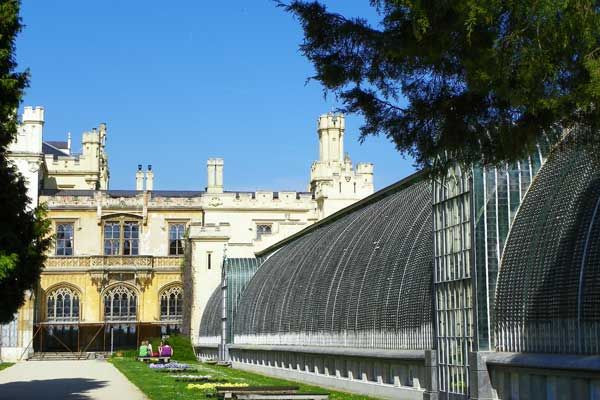 Blick auf Schloss Lednice und Palmenhaus