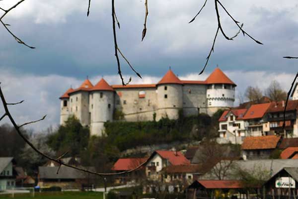 Blick auf die Burg von Žužemberk 