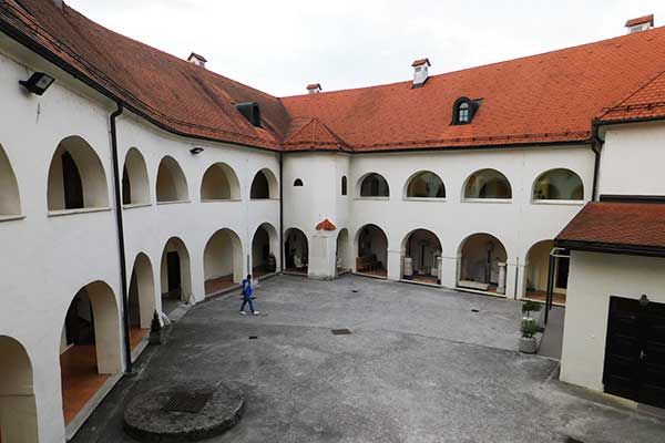 Der Innenhof von Schloss Metlika